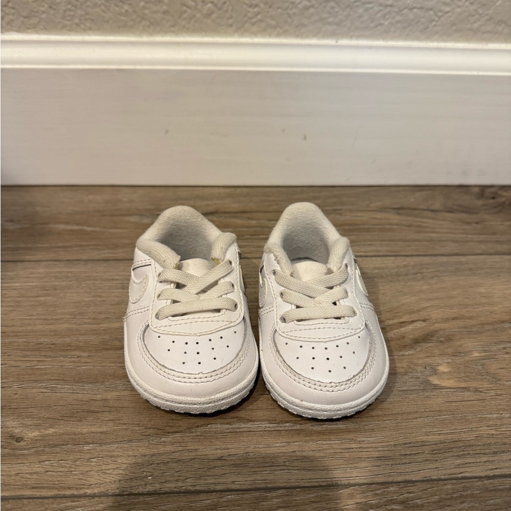 Nike White Baby Crib Shoes - 2C - Picture 2 of 4
